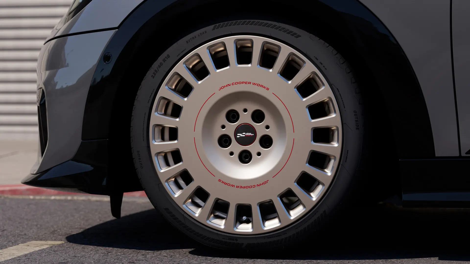 18 inch MINI JCW Rallye Spoke 964 lichtmetalen wiel in Vibrant Silver met een steviger ontwerp met gesloten spaken. 