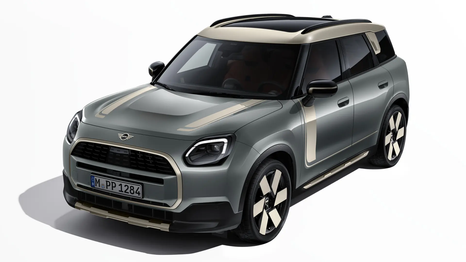 MINI Countryman Electric in Smokey Green met MINI Favoured stickers in Vibrant Silver, driekwartaanzicht.