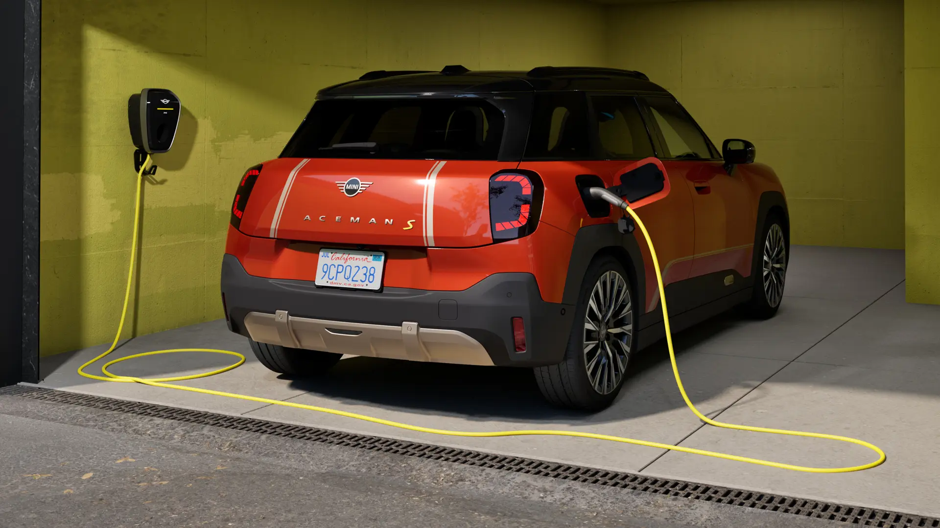 Volledig elektrische MINI Aceman S wordt opgeladen met de MINI Wallbox Plus, achteraanzicht, geparkeerd in de garage.