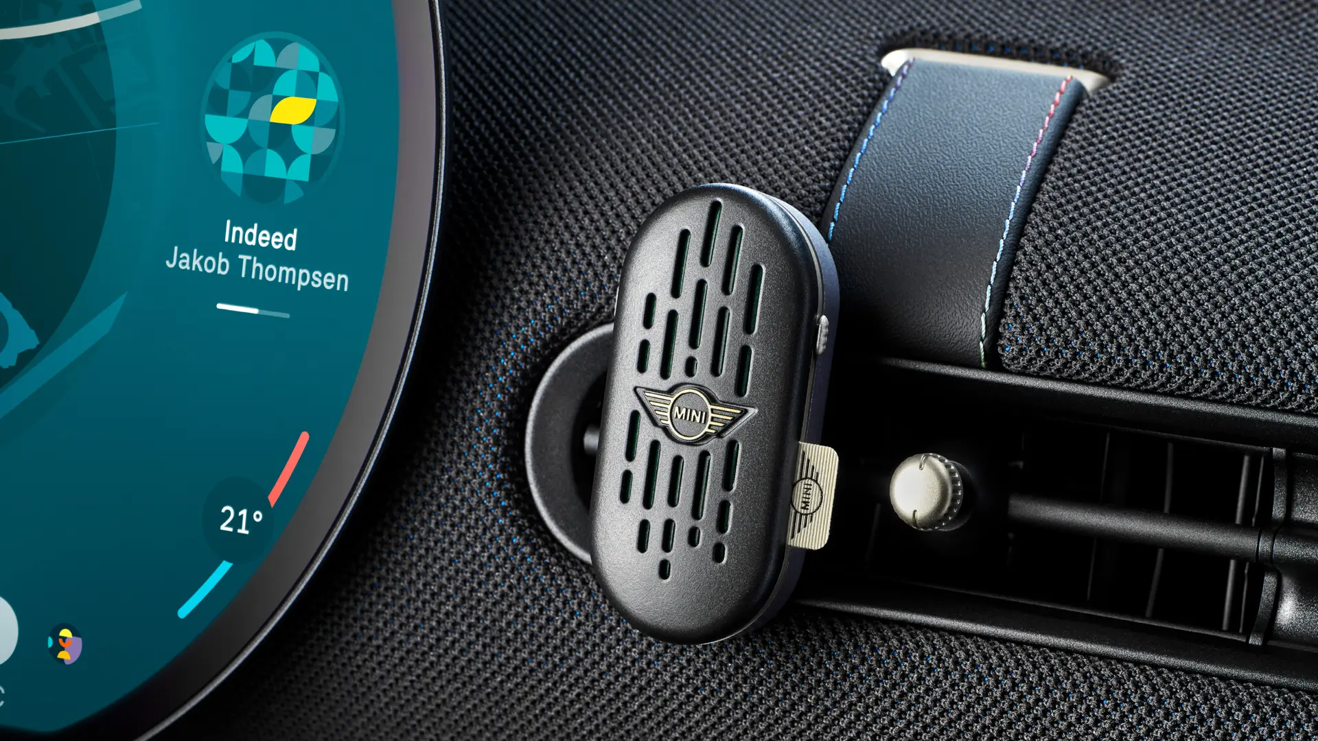 MINI Aceman interieur met circulair OLED infotainment touchscreen en MINI natuurlijke luchtverfrisser op het dashboard.