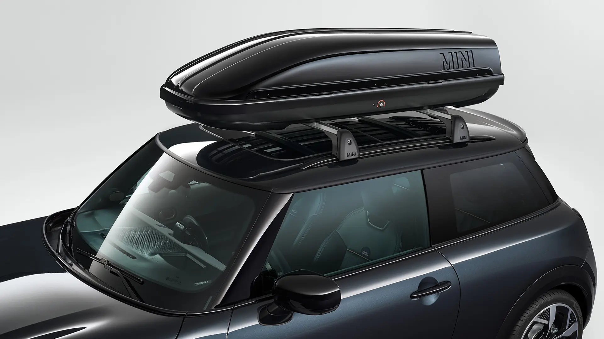 MINI Cooper 3-deurs in het zwart met zwarte MINI dakkoffer 320.