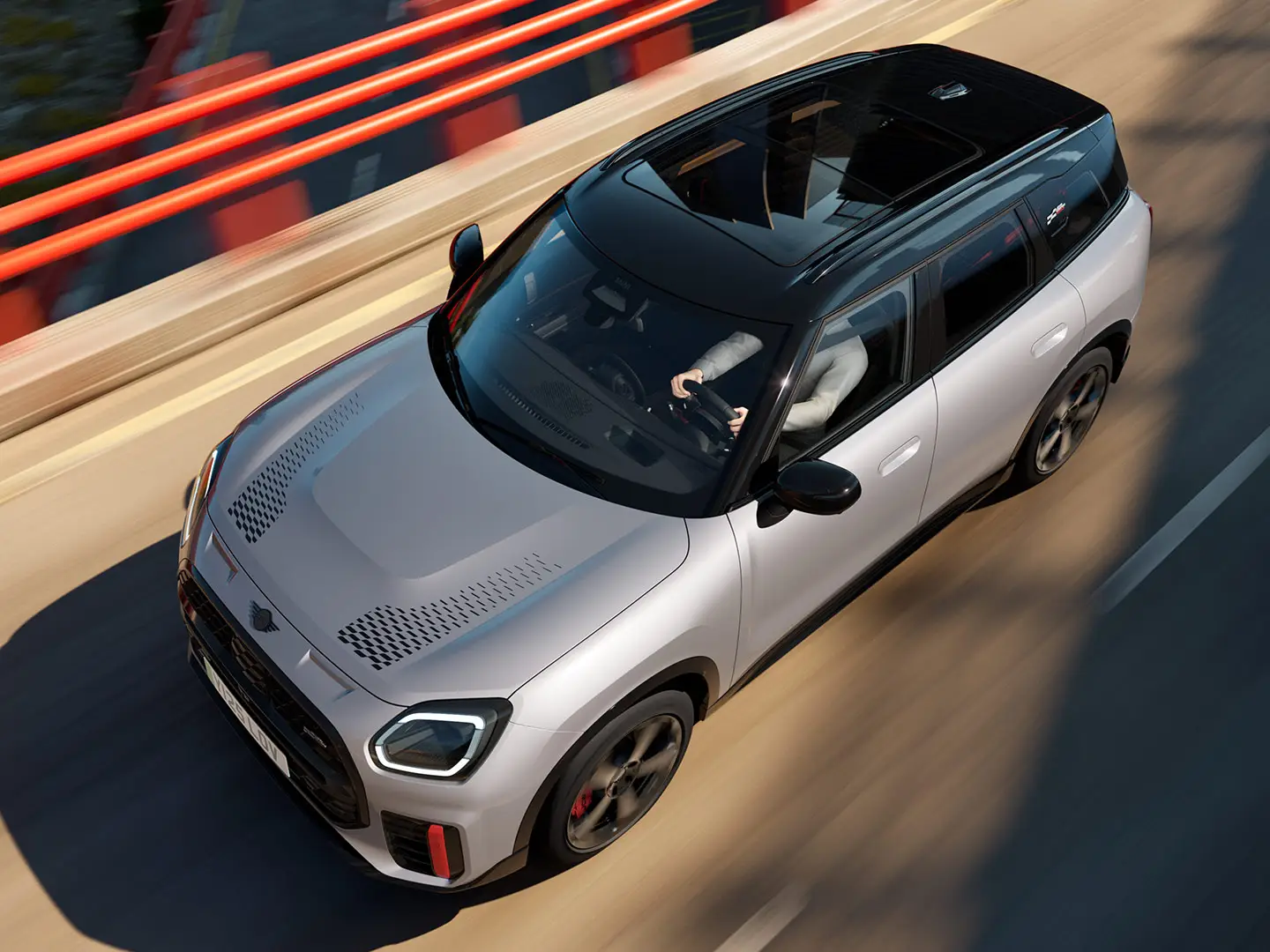 MINI Countryman John Cooper Works in Melting Silver met zwart dak met standaarduitrusting — zijaanzicht van voor.