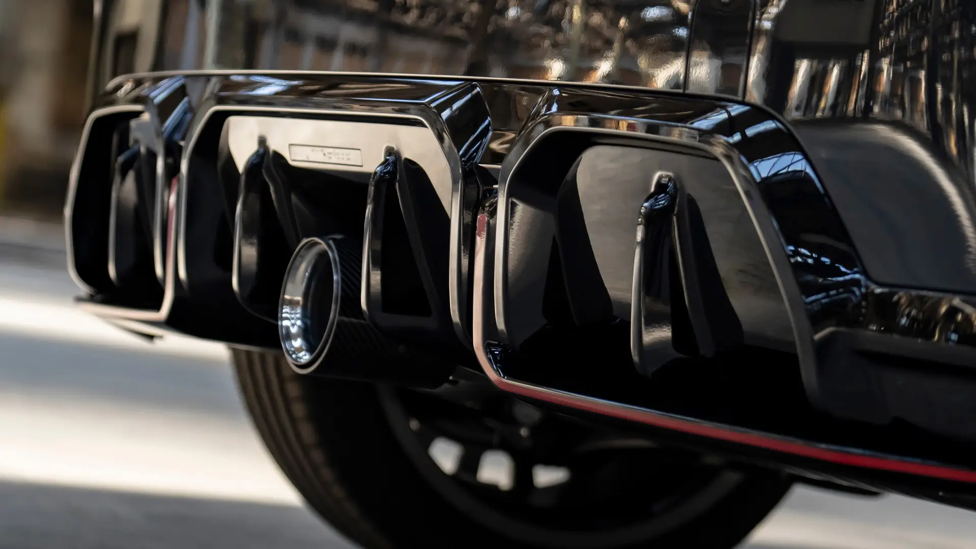 MINI John Cooper Works achterdiffusor in hoogglans zwart met rood frame.