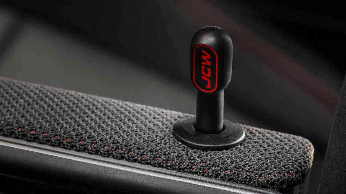 MINI John Cooper Works portierpen in RED LINE design. 