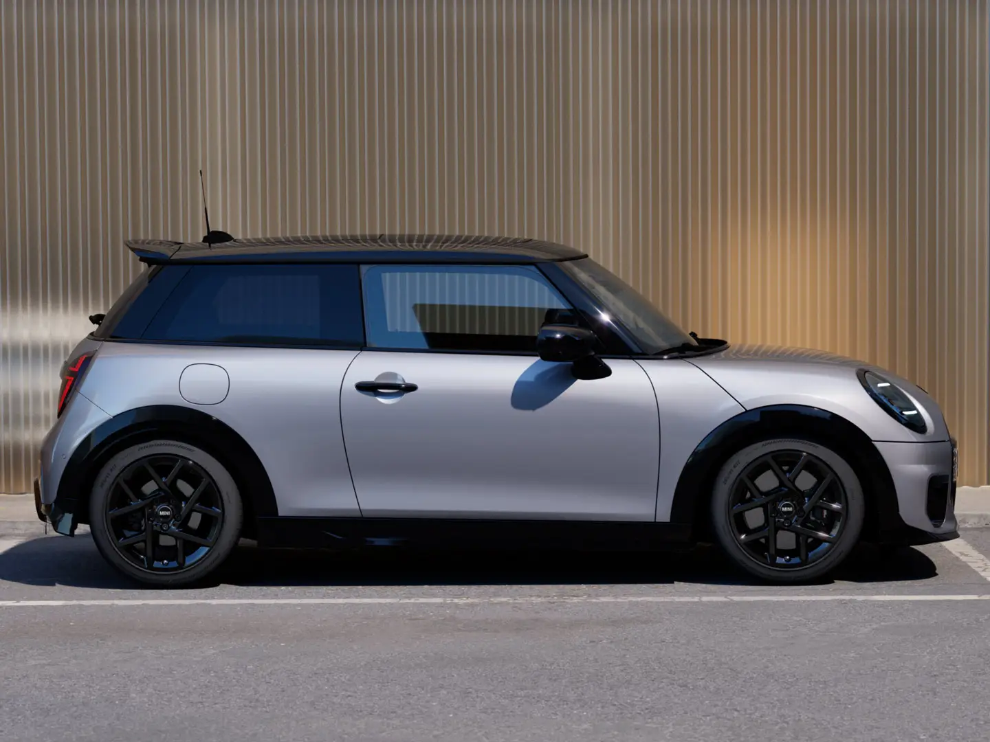 MINI Cooper 3-deurs in Melting Silver – zijaanzicht.