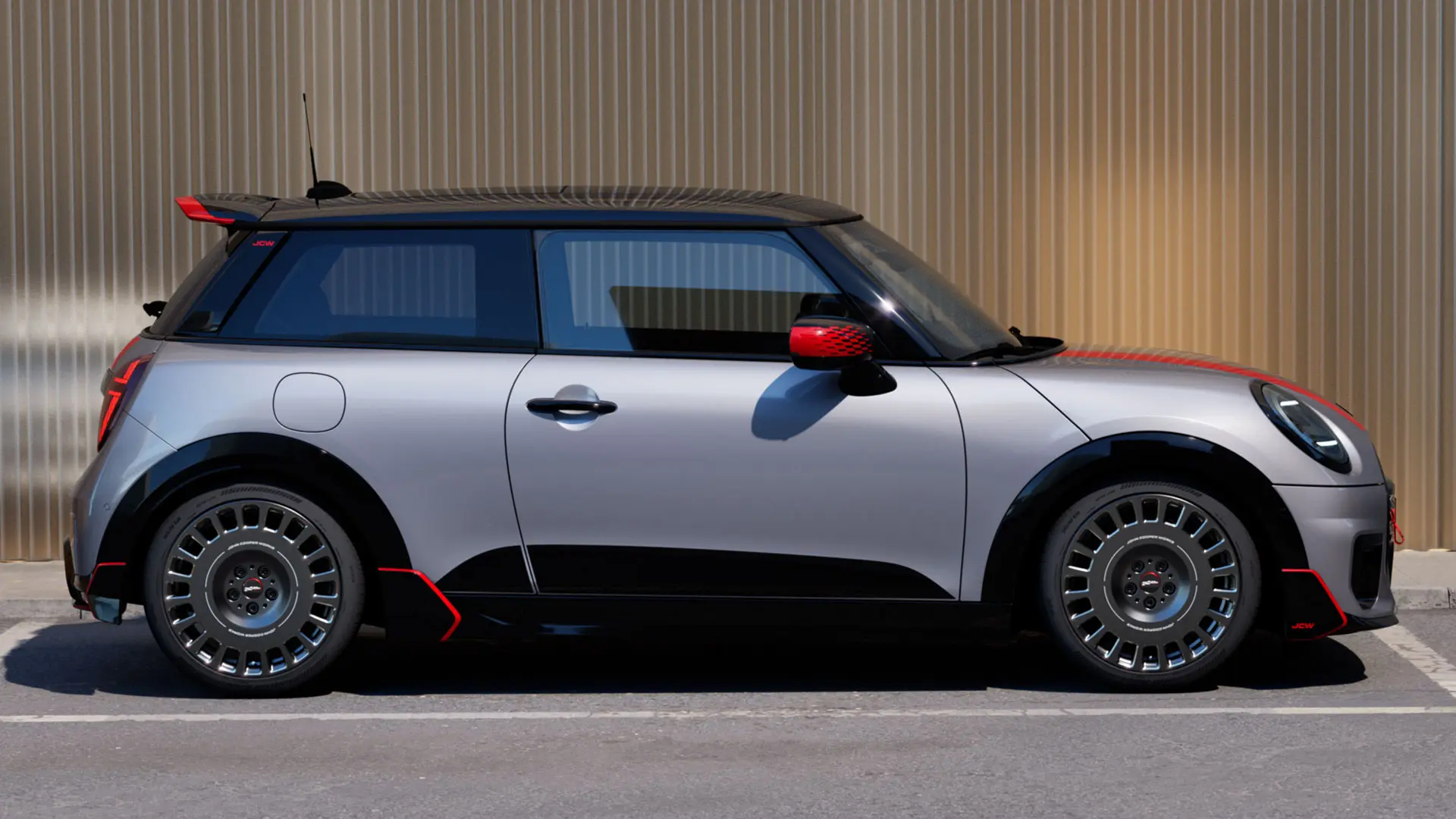 MINI Cooper 3-deurs in Melting Silver met John Cooper Works dakspoiler voor verbeterde aerodynamische eigenschappen – zijaanzicht.