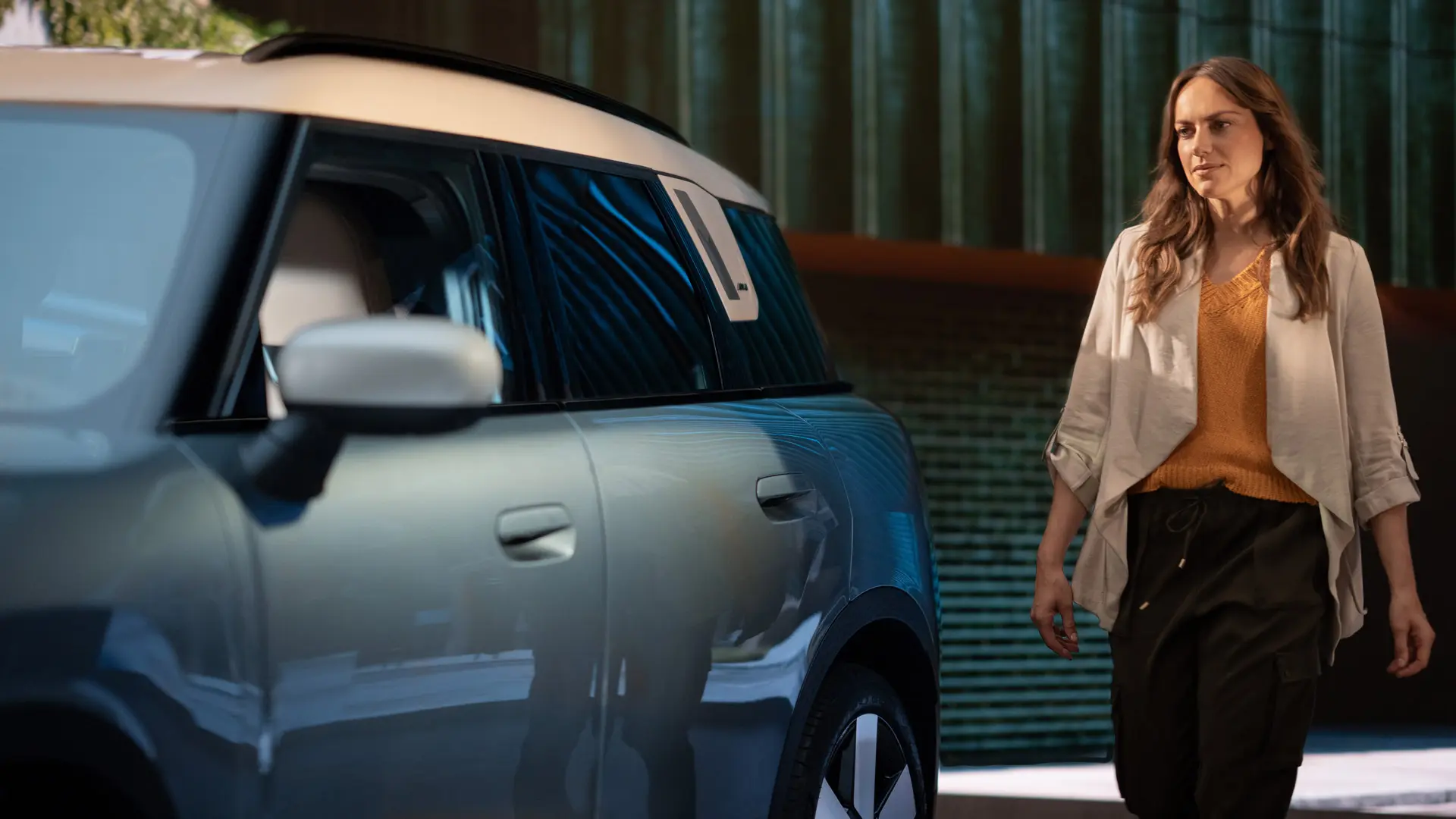 Vrouwelijke klant bij MINI dealer na overleg met MINI Financial Services. 