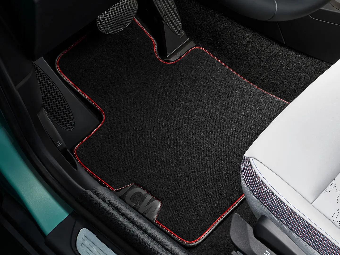 MINI John Cooper Works vloermat van textiel in beenruimte.