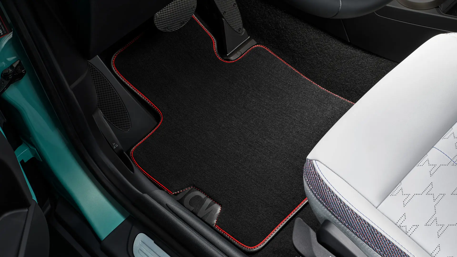MINI John Cooper Works vloermat van textiel in beenruimte. 