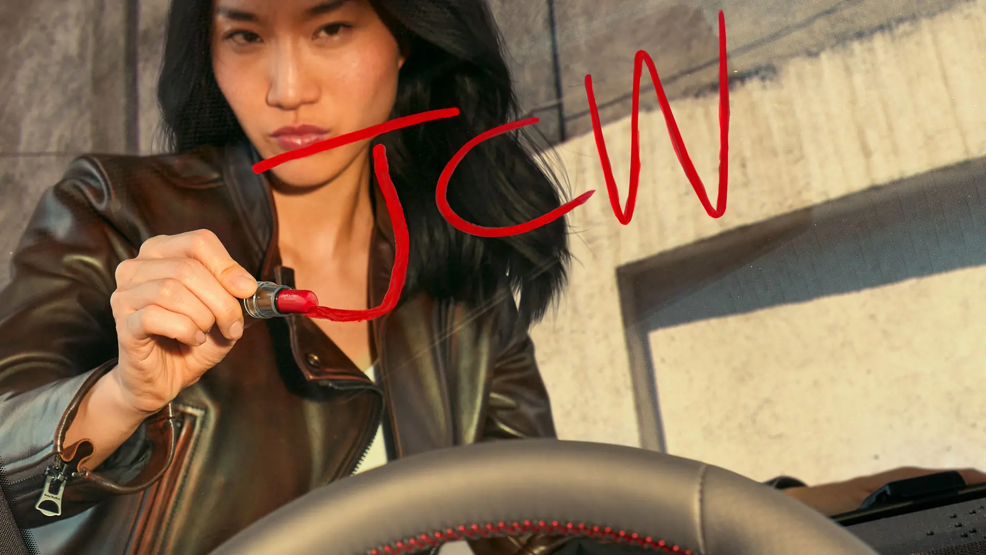 Vrouw bij een MINI dealer wacht op een proefrit in een JCW. 