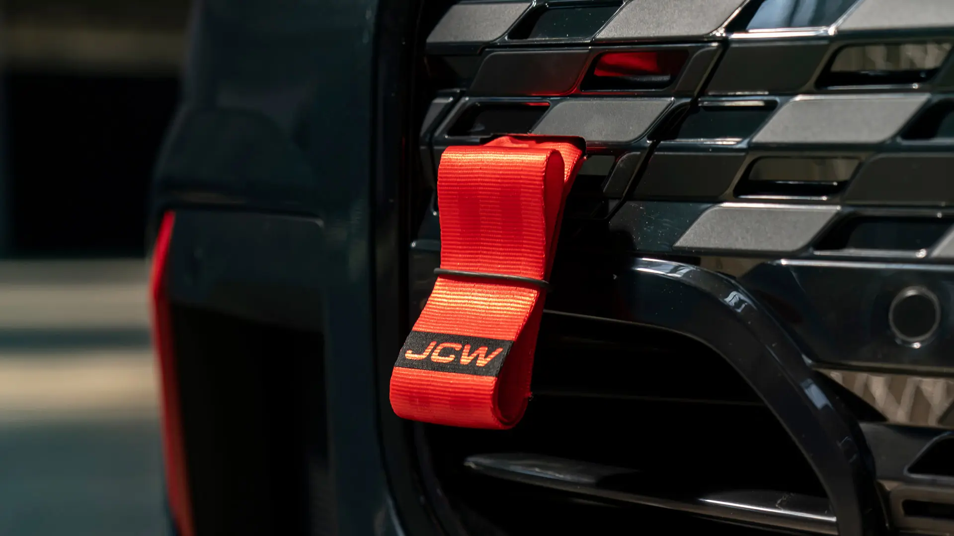 De rode MINI John Cooper Works sleepband met zwart JCW logo heeft een schachtlengte van 90 mm.
