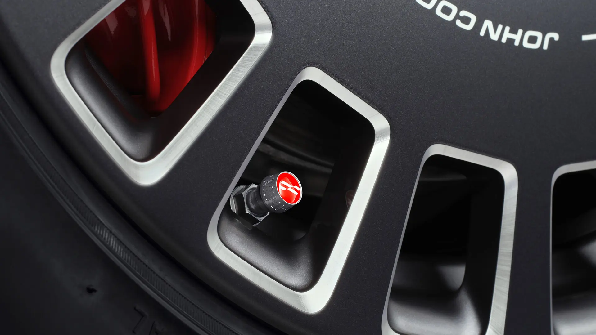 John Cooper Works aluminium ventieldopjes voor een stijlvol rood visueel accent op de band. 