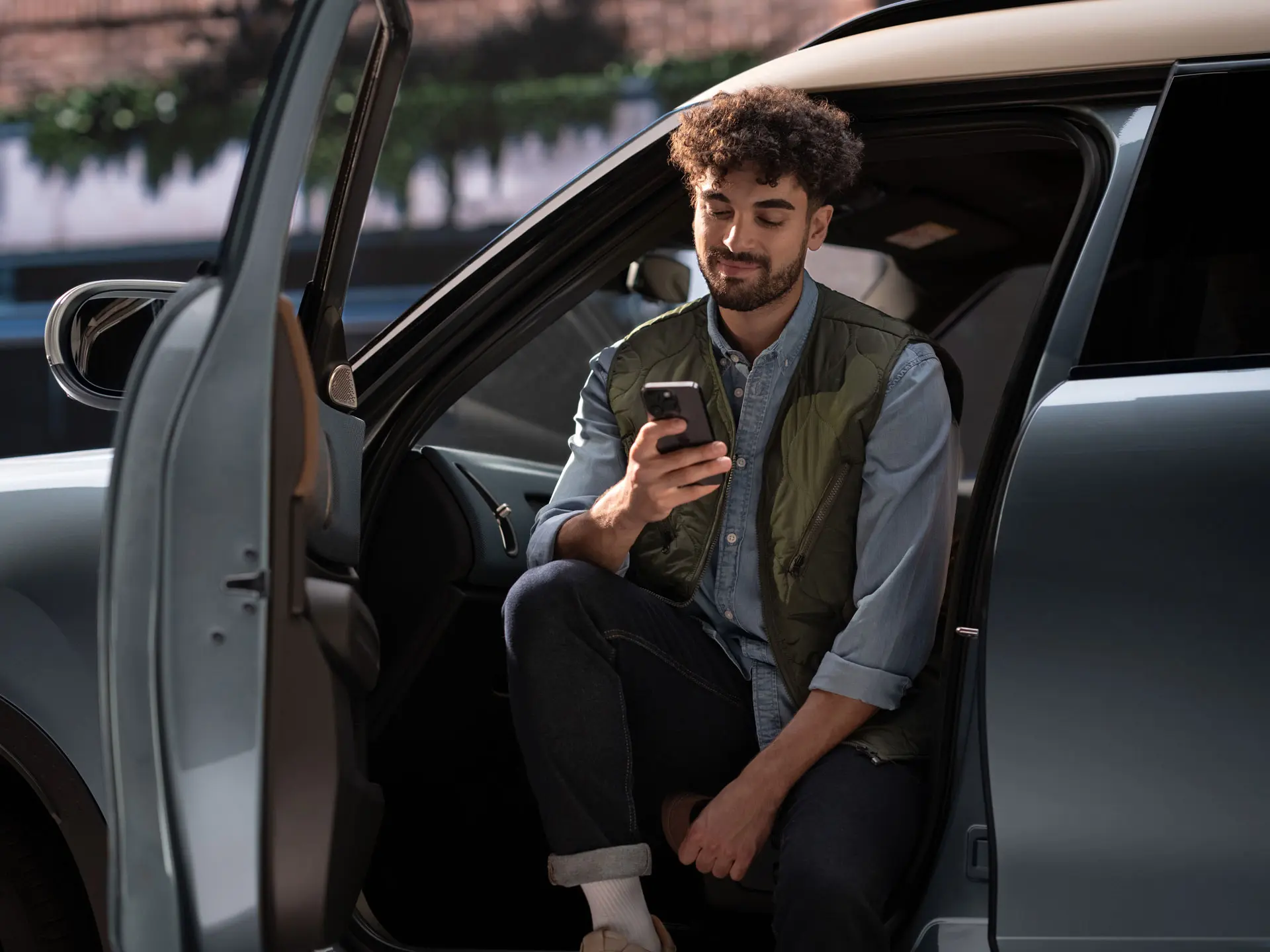 Een man die een onderhoudsafspraak maakt met zijn mobiele telefoon.