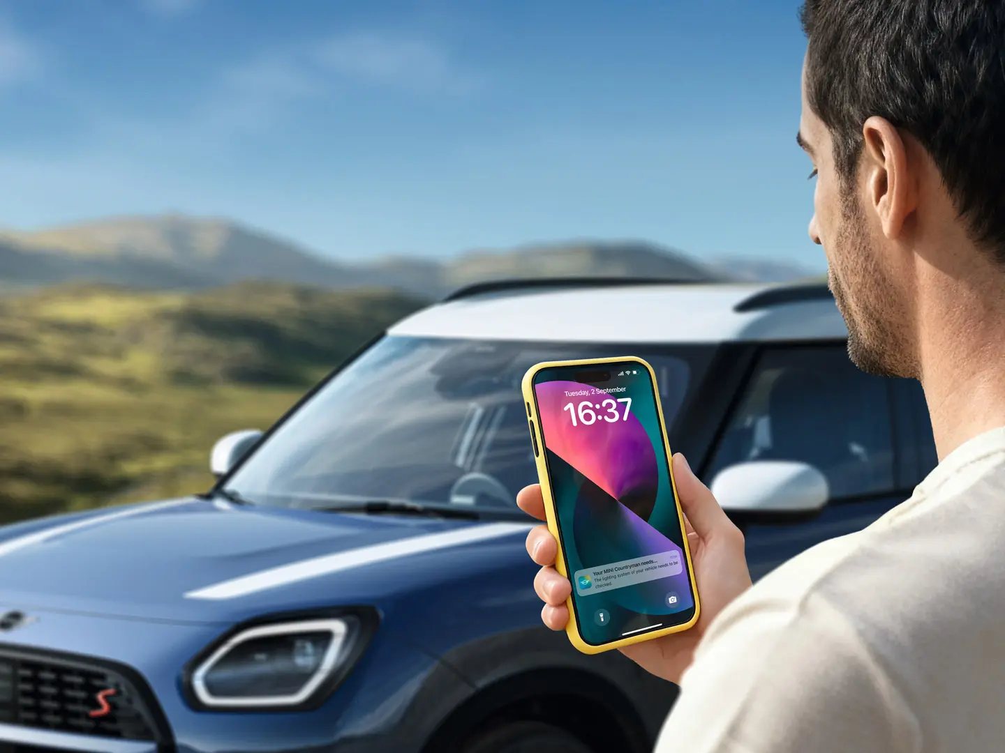 Bestuurder van MINI Countryman gebruikt de MINI App om contact op te nemen met MINI Roadside Assistance. 