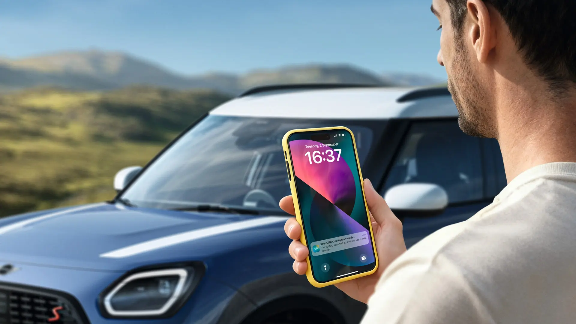 Bestuurder van MINI Countryman gebruikt de MINI App om contact op te nemen met MINI Roadside Assistance. 
