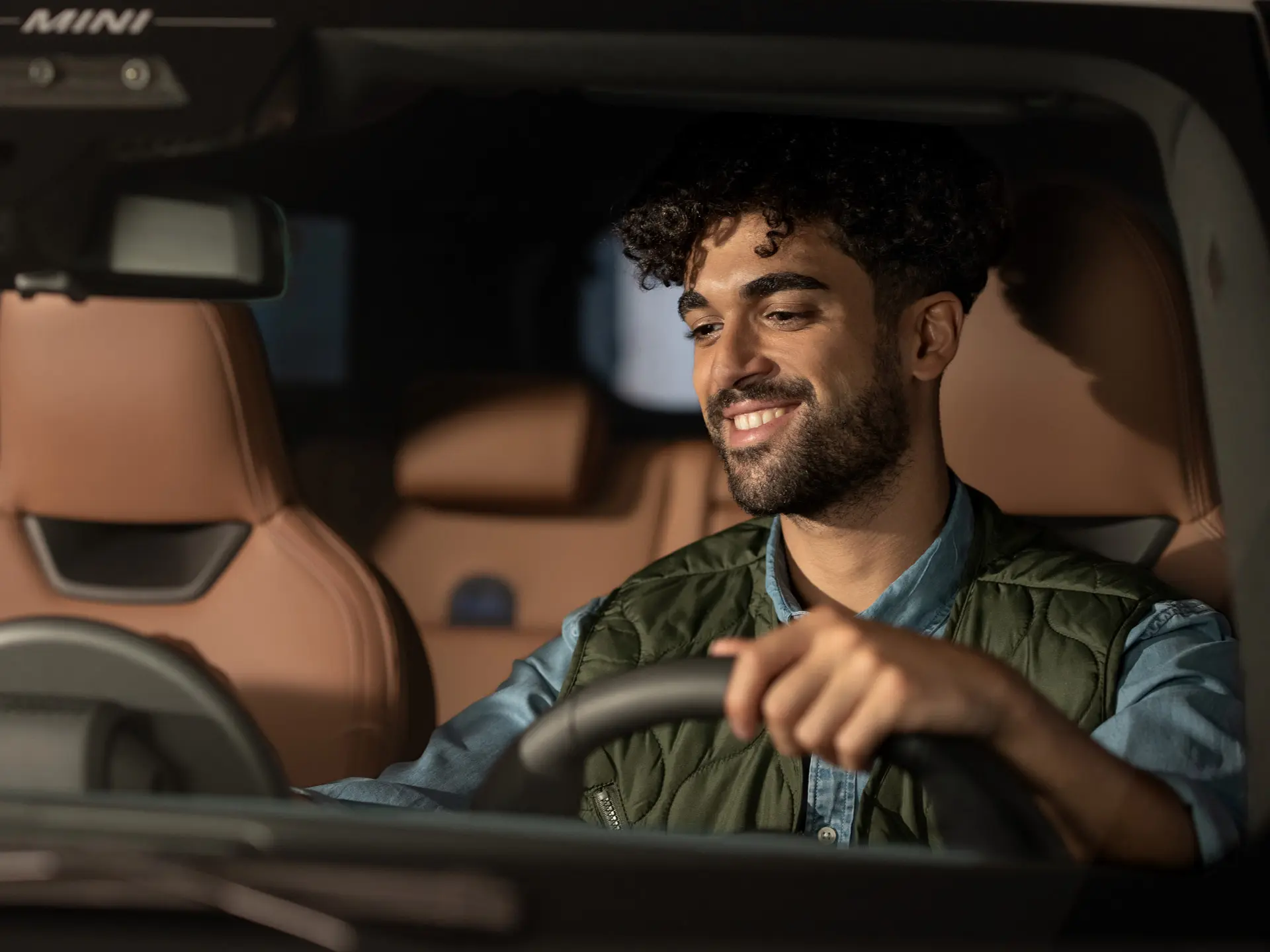 Man zit in een MINI en belt met de pechhulp