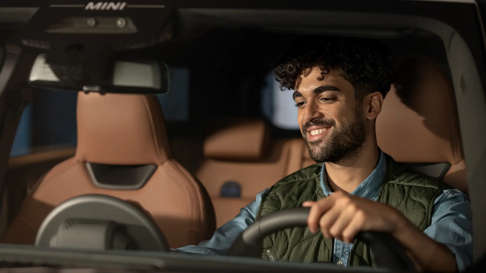 Man zit in een MINI en belt met de pechhulp