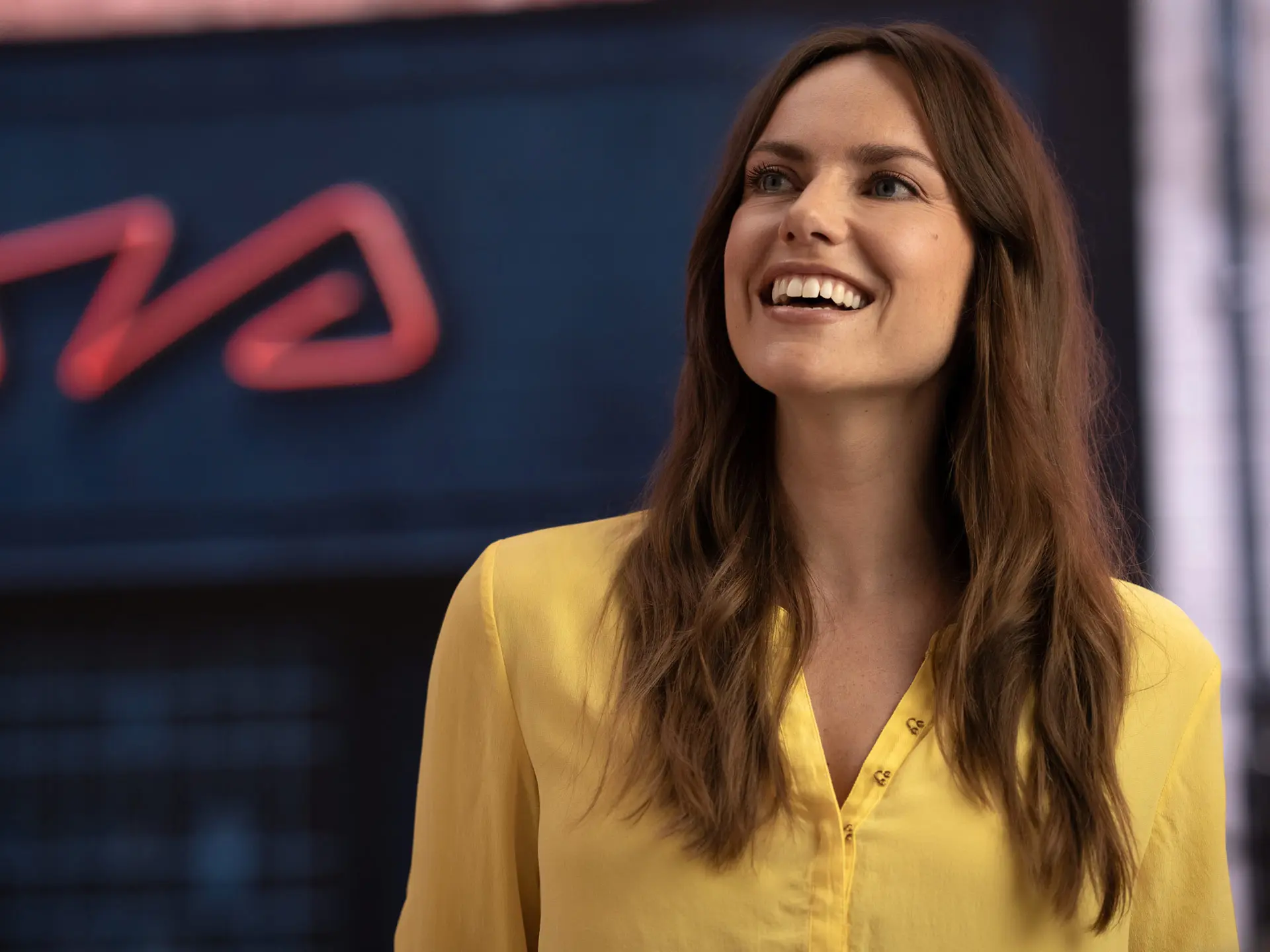 MINI servicepartner - lachende vrouw in een geel shirt
