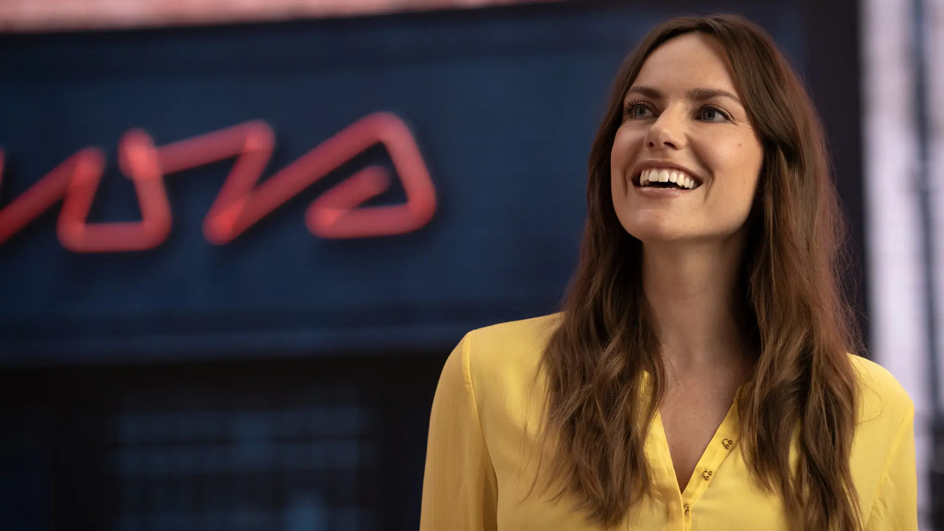 MINI servicepartner - lachende vrouw in een geel shirt
