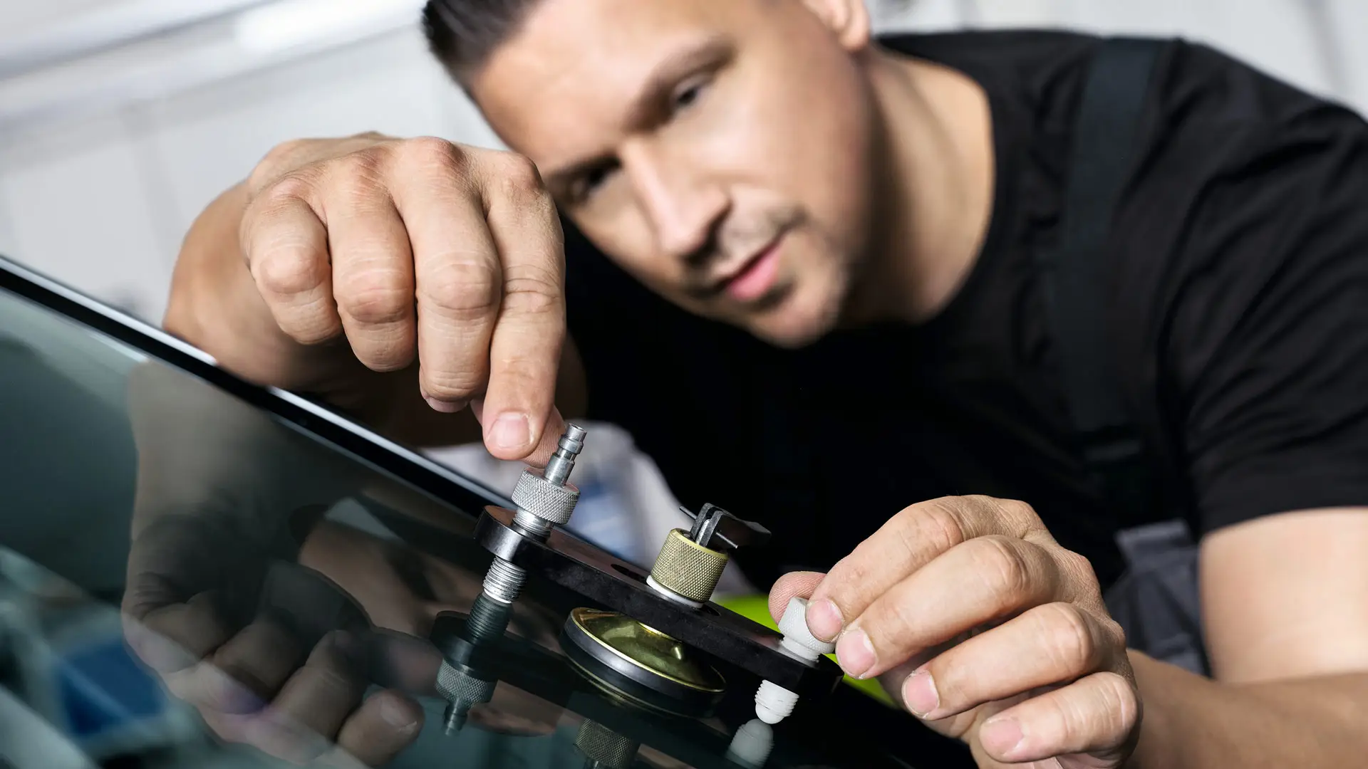 MINI medewerker repareert voorruit.