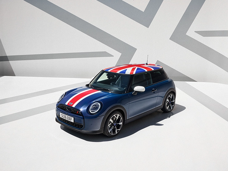 Volledig voertuigaanzicht van de MINI Cooper Oxford Edition.