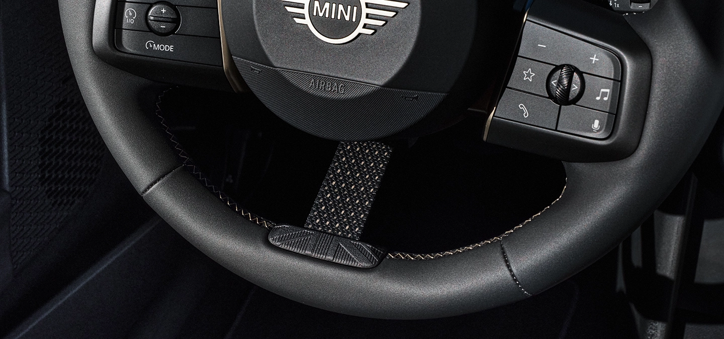 Detailaanzicht van het stuurwiel van de MINI Cooper Oxford Edition.