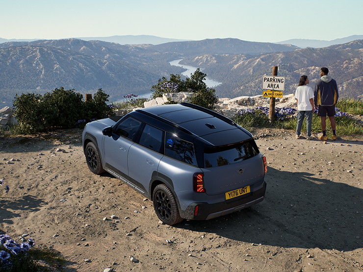 Bovenaanzicht van achteren op de MINI Countryman Untamed Edition.