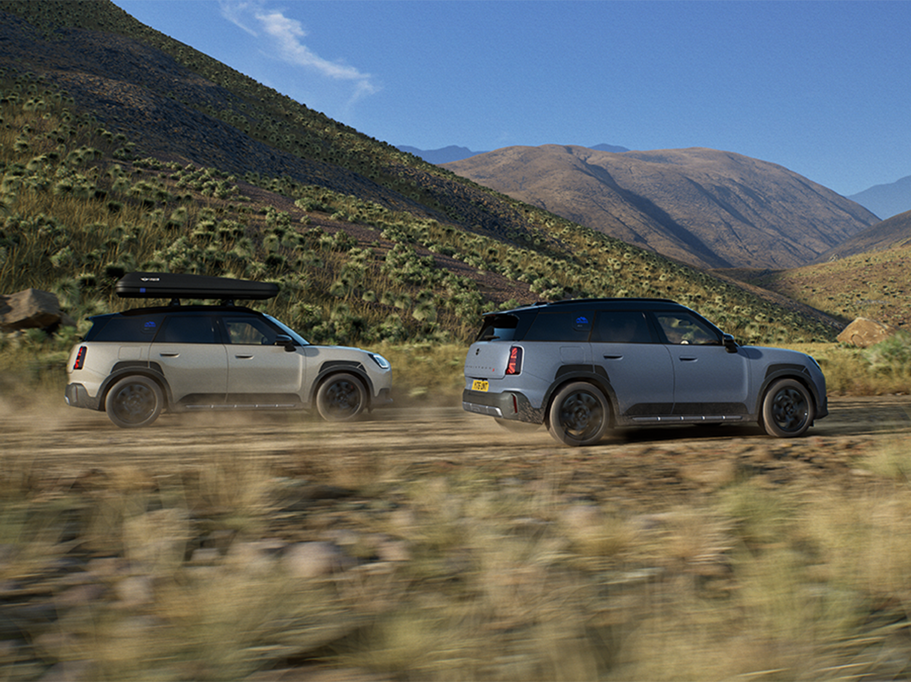 Foto van twee MINI Countryman Untamed Edition voertuigen, gezien vanaf de achterkant.