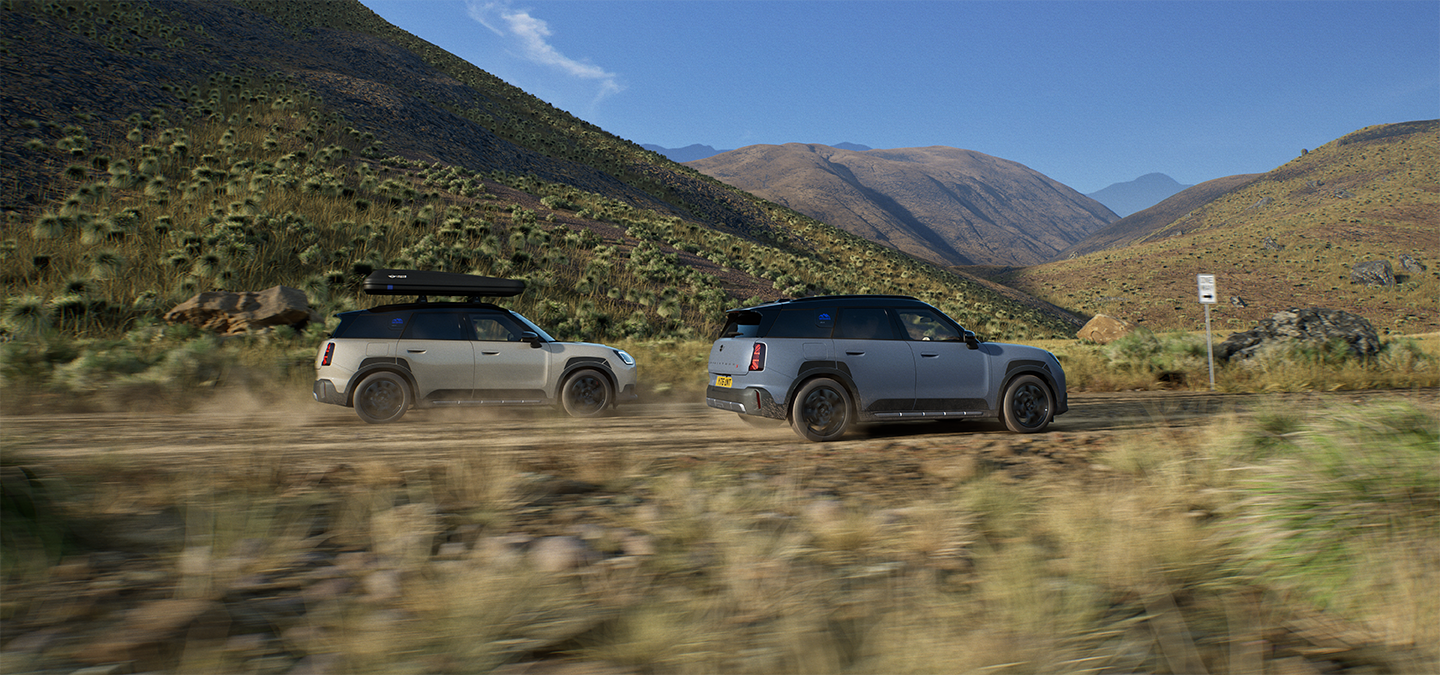 Foto van twee MINI Countryman Untamed Edition voertuigen, gezien vanaf de achterkant.