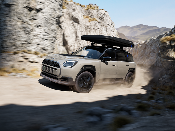 Foto van de voorzijde van de MINI Countryman Untamed Edition tijdens het rijden.