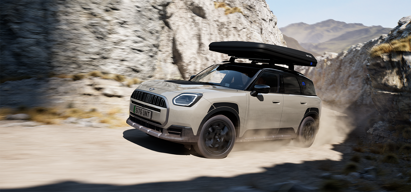 Foto van de voorzijde van de MINI Countryman Untamed Edition tijdens het rijden.