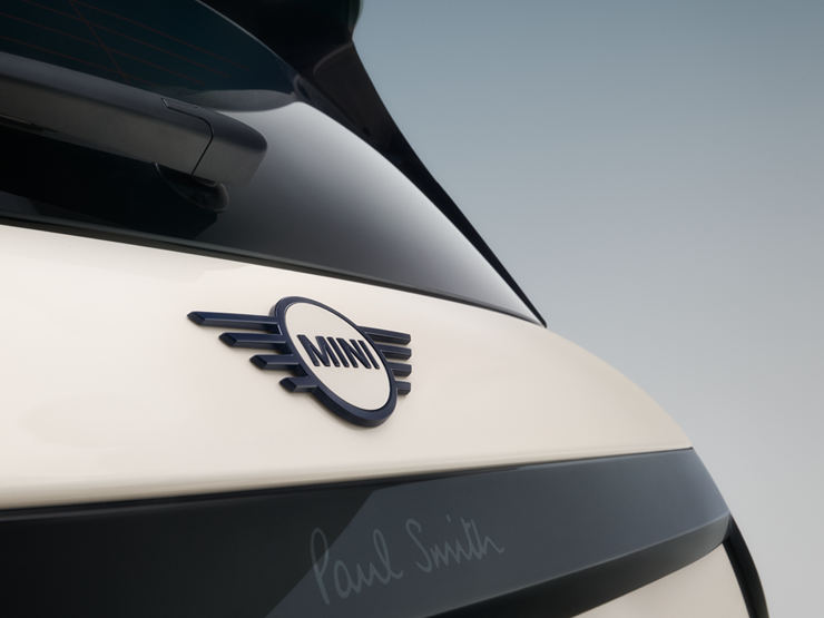 Close-up van het embleem van de achterspoiler van de MINI Cooper Electric Paul Smith Edition in de kleur Inspired White