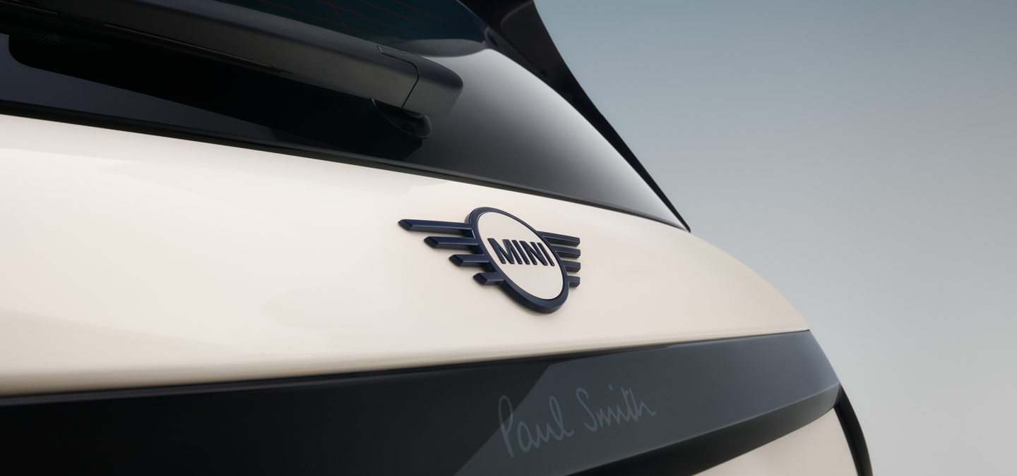 Close-up van het embleem van de achterspoiler van de MINI Cooper Electric Paul Smith Edition in de kleur Inspired White