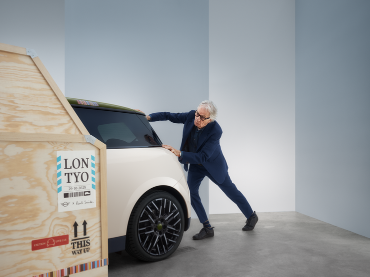 Achteraanzicht van de MINI Cooper Electric Paul Smith Edition in de kleur Inspired White met Paul Smith achter de auto