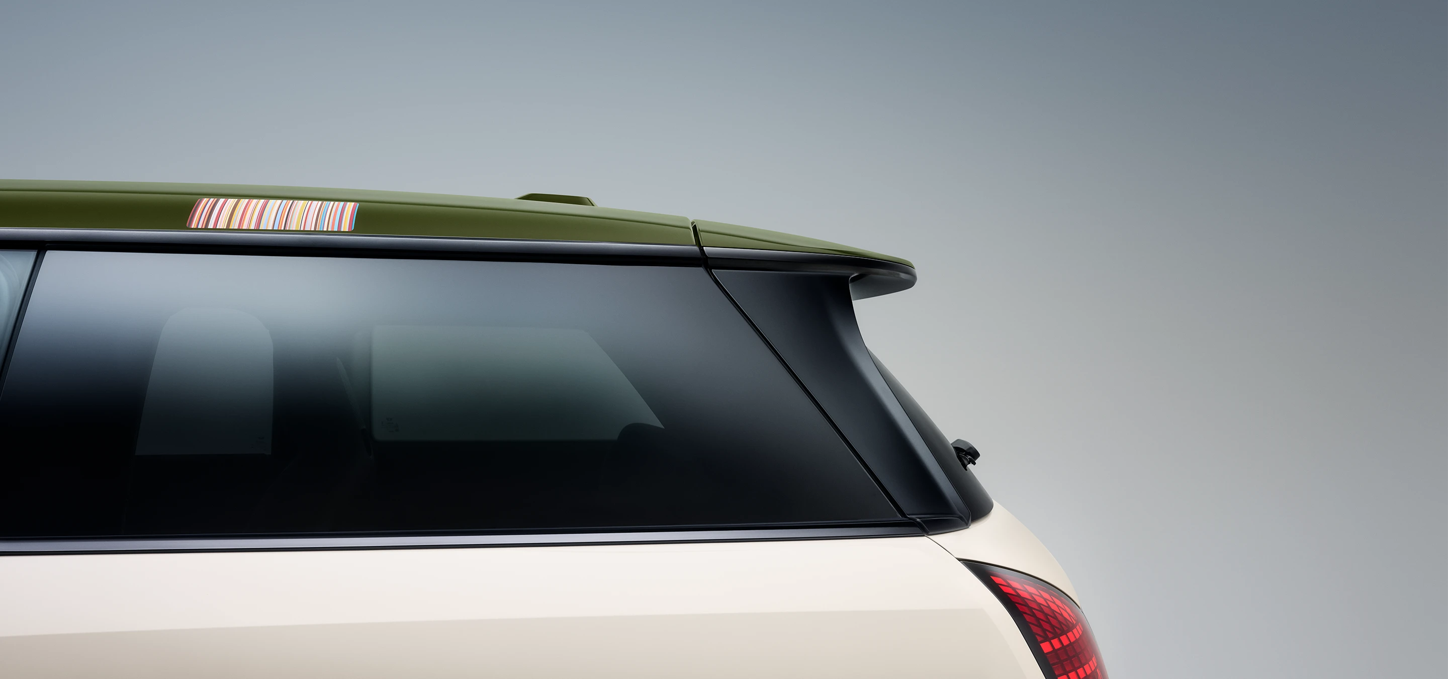 Close-up van het zijaanzicht van het MINI Paul Smith contrasterende dak in de kleur Nottingham Green