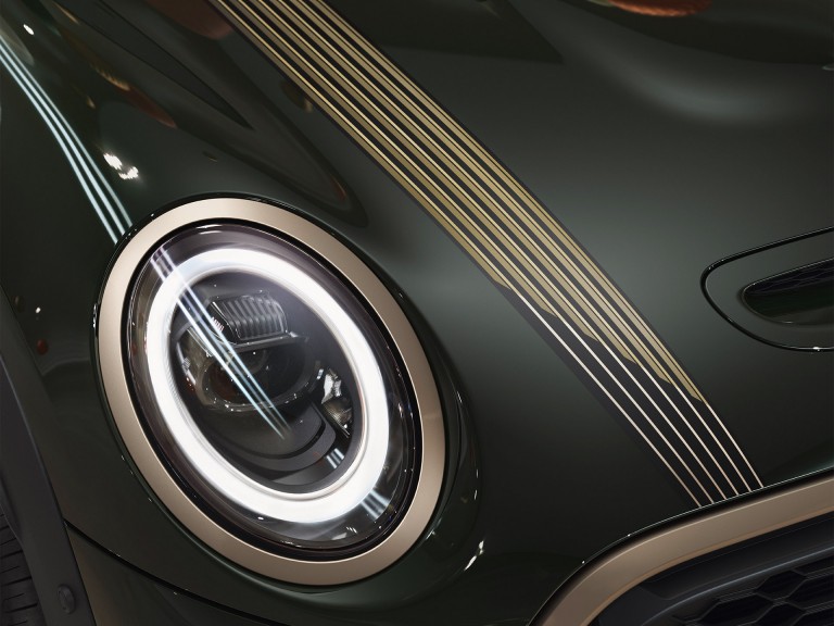MINI 3-deurs hatchback Resolute – Rebel Green – Motorkapstrepen