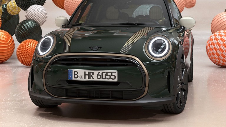 MINI Resolute Edition – Rebel Green carrosseriekleur – Motorkapstrepen