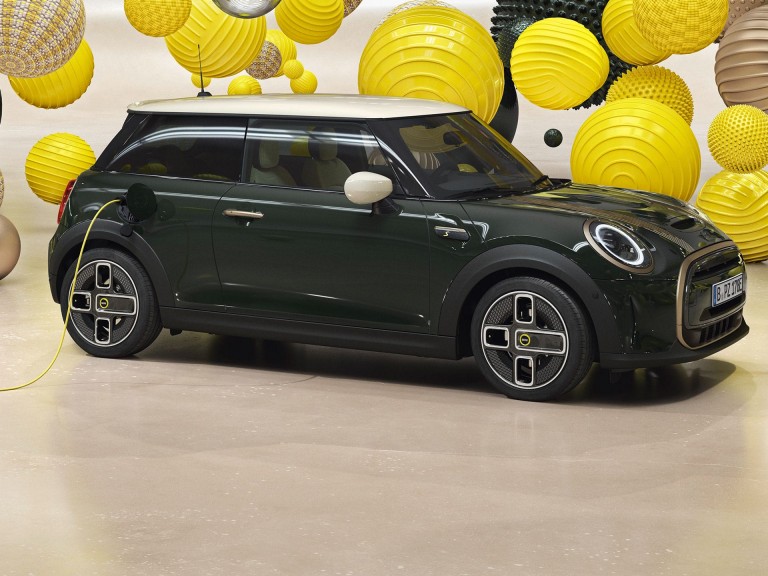 Volledig elektrische MINI Resolute Edition – Opladen – Rebel Green