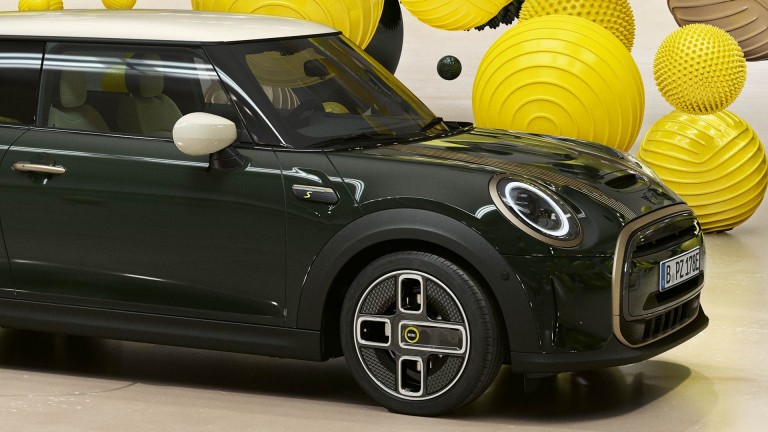 MINI Electric Resolute Edition – Rebel Green carrosseriekleur – Motorkapstrepen
