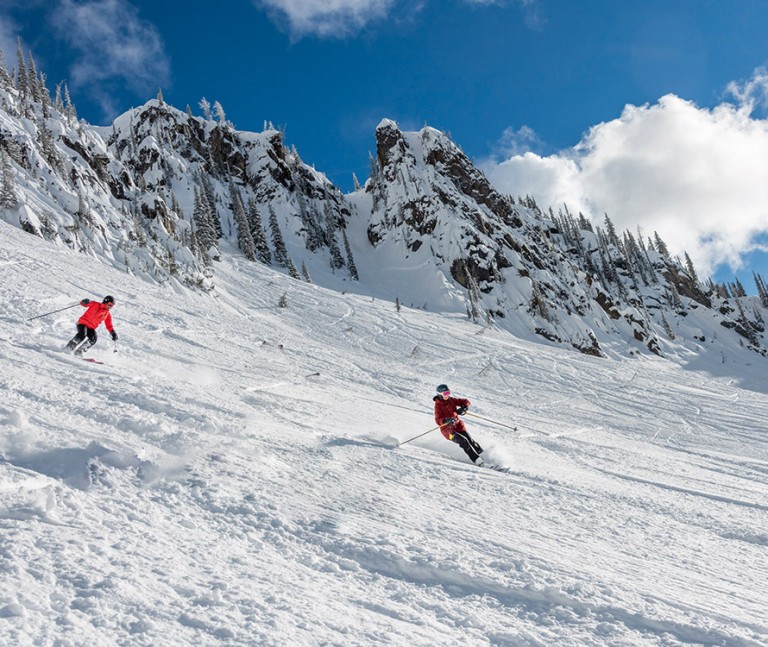 Silver Sliders skiën de berg af 