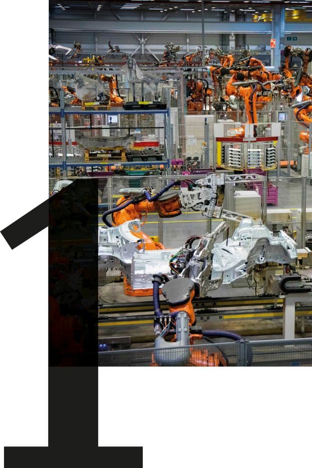 Zicht op een productiehal met een robotlijn tijdens de fabricage van MINI automodellen in de MINI fabriek in Oxford. 
