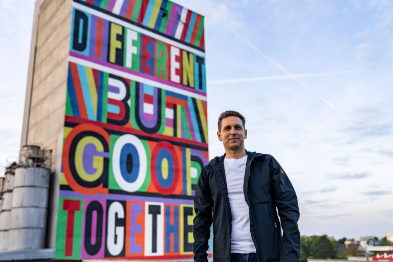 Bernd Körber, directeur van MINI, voor MINI's Big Love muurschildering op de IAA in 2021.
