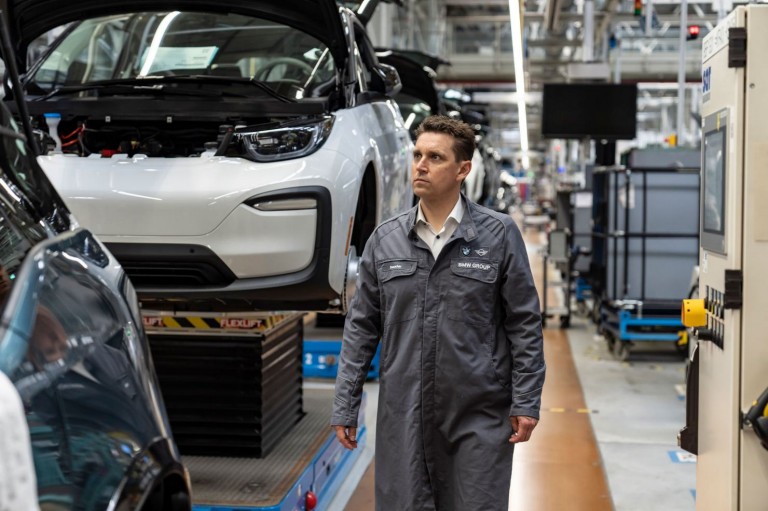 Bernd Körber, hoofd van MINI, in de BMW Group fabriek in Leipzig.
