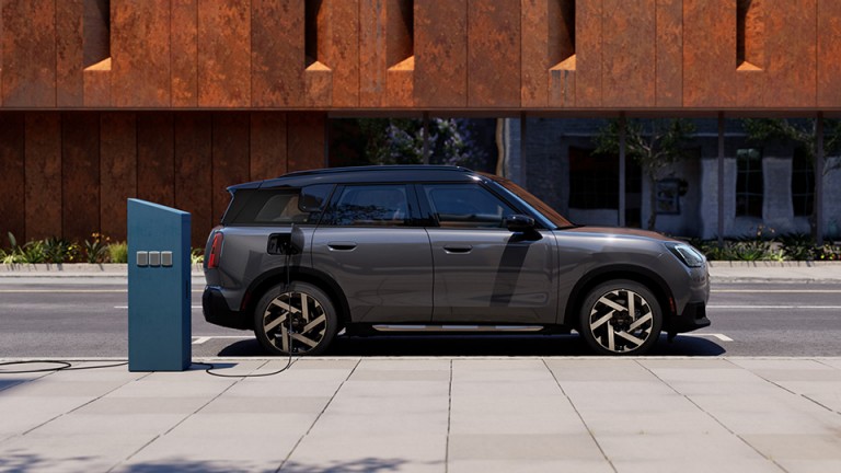 MINI elektromobiliteit - zijaanzicht van Countryman