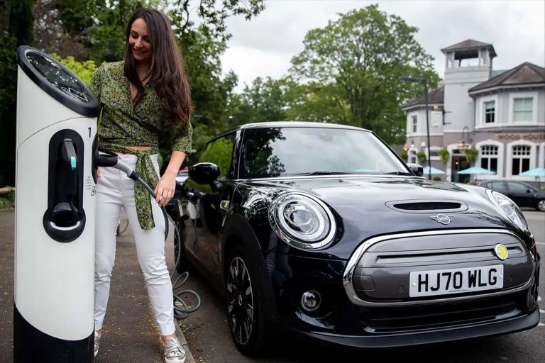 MINI elektrisch rijden - Verhalen - Misty - gemakkelijk opladen