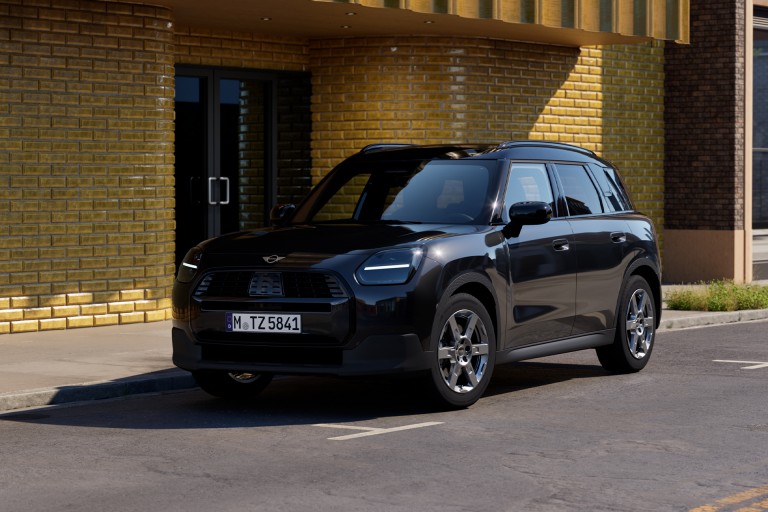 MINI Countryman Electric Blackyard.