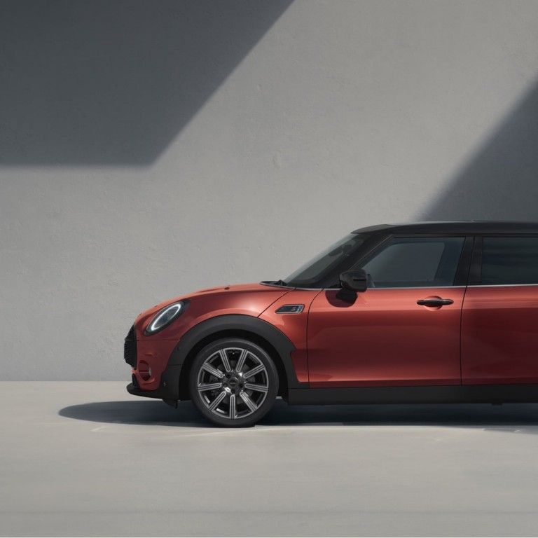 MINI Clubman – zijaanzicht – rood en zwart