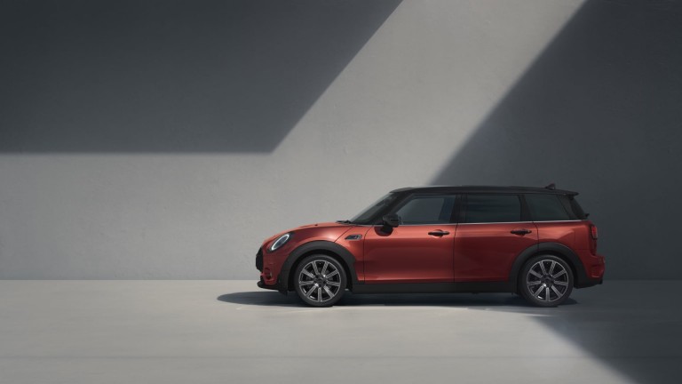 MINI Clubman – zijaanzicht – rood en zwart
