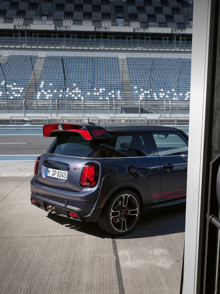 MINI John Cooper Works GP – grijs en rood – achterspoiler