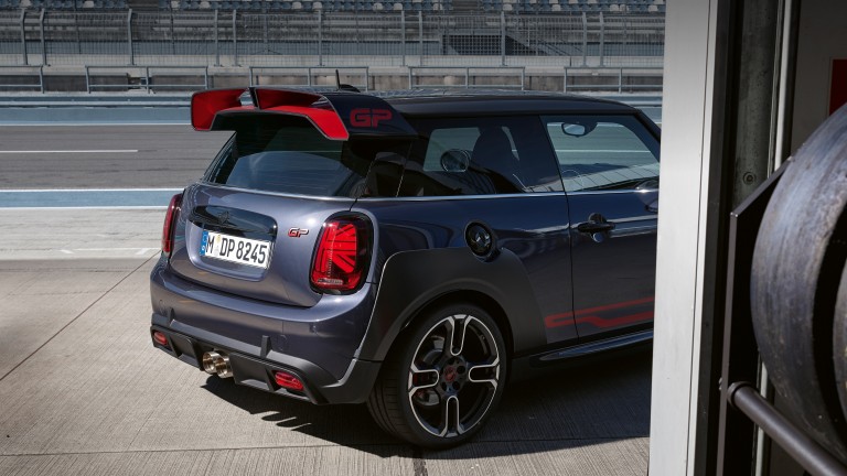 MINI John Cooper Works GP – grijs en rood – achterspoiler